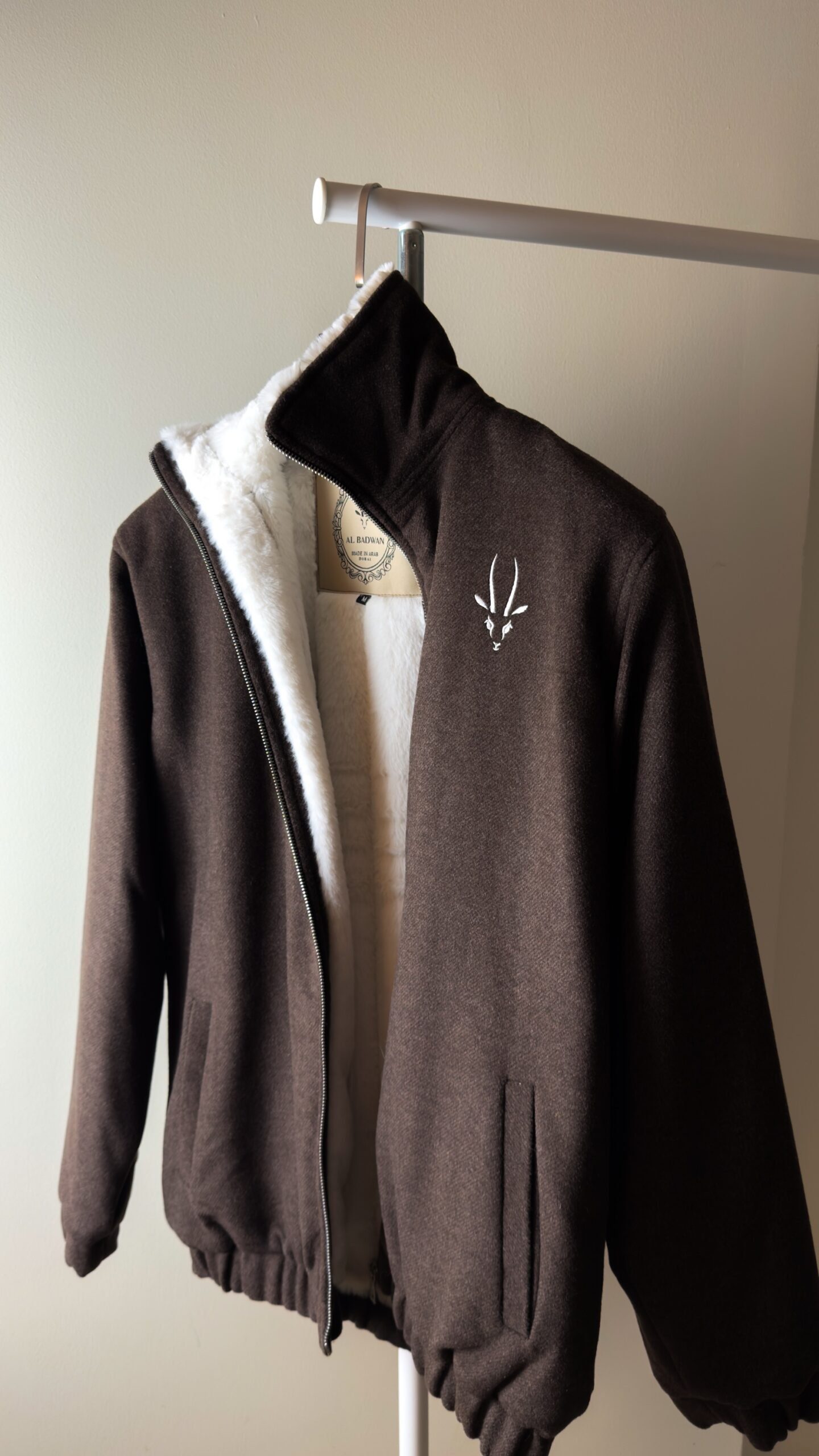 جاكيت مع سحاب و بطانة فرو اللون بني غامق