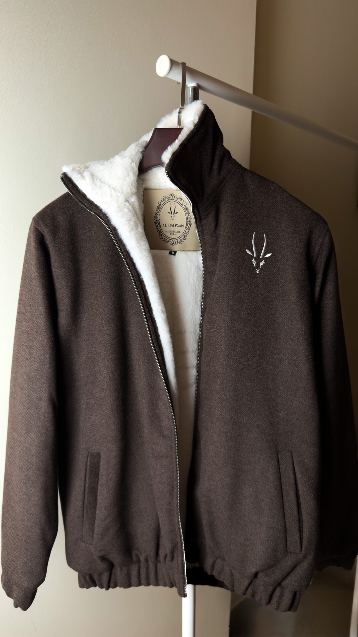 جاكيت مع سحاب و بطانة فرو اللون بني غامق
