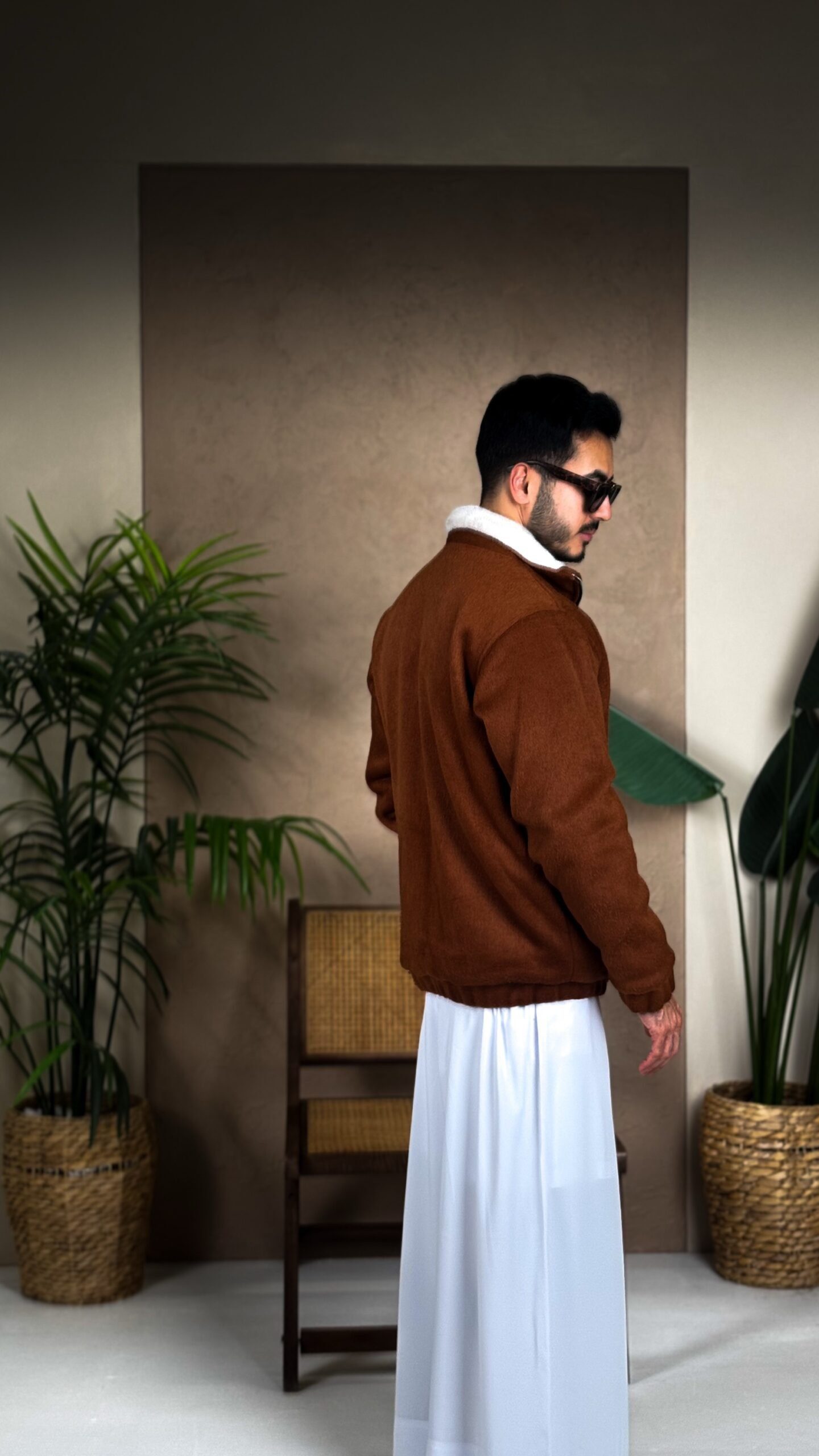 جاكيت مع سحاب بطانة فرو اللون بني محروق